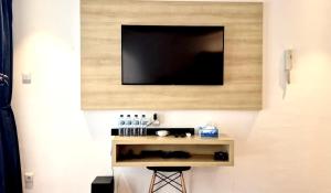 Et tv og/eller underholdning på Malibu Suites Balikpapan