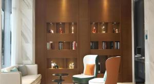 City Comfort Inn Wuhan Jinyinhu Garden Expo Park في ووهان: غرفة معيشة مع رف للكتب مليئ بالكتب