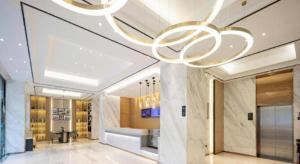 City Comfort Inn Wuhan Jinyinhu Garden Expo Park في ووهان: ردهة بها ثريا كبيرة في مبنى