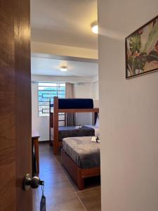 MancosLos Angeles Alojamiento的带一张床和窗户的卧室 更多4张照片