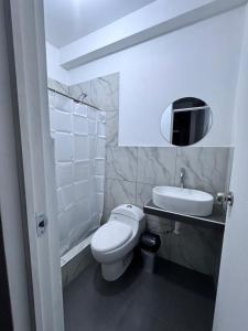 MancosLos Angeles Alojamiento的浴室里有白色马桶和洗手池