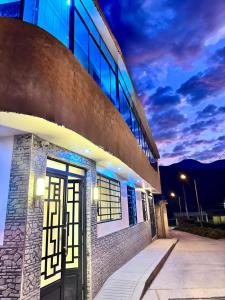 MancosLos Angeles Alojamiento的建筑的一侧有门