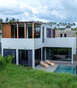 Bazén v ubytování Glass House 2BR Villa in Rice Filed, Ubud nebo v jeho okolí