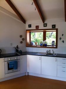 A kitchen or kitchenette at Aroha Cottage