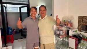 dois homens fazendo sinal de positivo em uma sala em Hotel Amber View Beach Vinwonder Safari VietNam em Duong Dong mais 178 fotografias