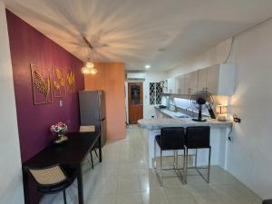 a kitchen with a table and chairs and a refrigerator at Cosy 2 bedroom in Paramount by Kandi in Angeles