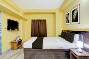 Una televisión o centro de entretenimiento en Super Hotel O Palasuni Bridge Bhubaneswar Formerly Ganpat 22 fotos más