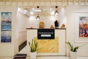 Super Townhouse Kali Ghat Prayagraj Formerly Ramesh Palace في Prayagraj: منظر لمعرض متحفي يحتوي على نبتتين في أصيصين