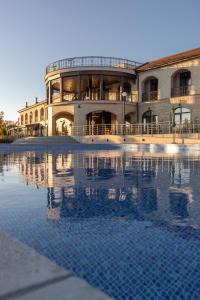 Piscina de la sau aproape de Panorama Kakheti Resort