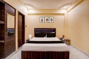 Un dormitorio con una cama grande en una habitación. en Collection O High Court Lucknow, en Vibhuti Khand 22 fotos más