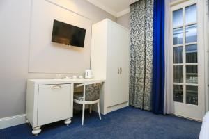 Televiisor ja/või meelelahutuskeskus majutusasutuses Hotel Monarch