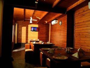 Un baño con lavabo y televisor en una habitación. en Ma-Oya Retreat, en Andiramada