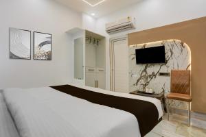 Giường trong phòng chung tại Super Townhouse Vishwanath Temple Varanasi +22 ảnh