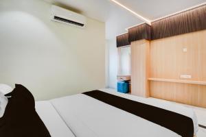 Кровать или кровати в номере Super Townhouse Oak Prayagraj Allahabad University - Railway Junction Formerly Ballians