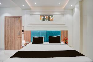 Кровать или кровати в номере Super Townhouse Oak Prayagraj Allahabad University - Railway Junction Formerly Ballians