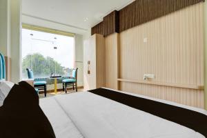 Кровать или кровати в номере Super Townhouse Oak Prayagraj Allahabad University - Railway Junction Formerly Ballians +23 фотографии