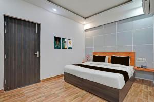 a bedroom with a large bed and a sliding door at Super Townhouse Sector 9 Gurgaon in Gurgaon +25 photos