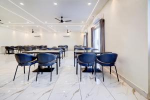 Un restaurante u otro lugar para comer en Super Townhouse Oak Army Aviation Base Jhansi