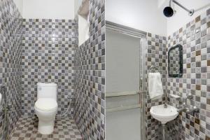 a bathroom with a toilet and a sink at Super Collection O Chhapra Railway Junction Formerly Hotel City Palace in Chupra
