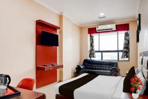 TV a/nebo společenská místnost v ubytování Hotel O Rani Durgawati Crossway Formerly Orient Palace