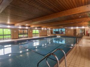 een groot zwembad in een gebouw bij Tri-Star House in Charmouth