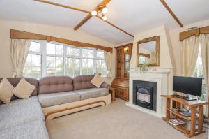 ローンセストンにあるLittle Maloryのソファと暖炉のあるリビングルーム
