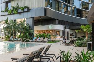 Swimmingpoolen hos eller tæt på Bright & Calm Haven Lv 17 - w/ Sky & Balcony Views