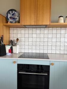 Beach Buoy Opossum Bay في South Arm: مطبخ مع فرن موقد في المطبخ