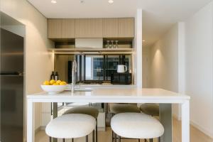 Køkken eller tekøkken på Bright & Calm Haven Lv 17 - w/ Sky & Balcony Views