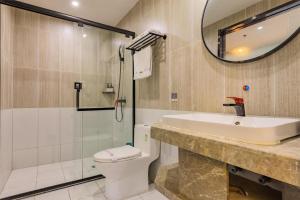 Thank Inn Hotel Hubei Wuhan Caidian Zhong Fa Xincheng Tongji في ووهان: حمام مع حوض ومرحاض ومرآة