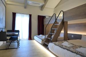 Giường trong phòng chung tại Gouhou Garden Hotel Asakusa