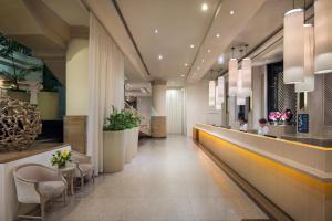 un vestíbulo de un hotel con gente sentada en un mostrador en Pullman Pattaya Hotel G, en Norte de Pattaya 39 fotos más