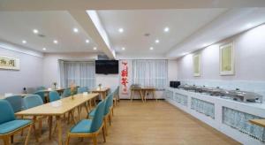 Kuchyň nebo kuchyňský kout v ubytování GreenTree Inn Luoyang Railway Station Wangfujing Wangcheng Park