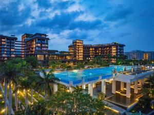 三亚Sunshine Yi Hotel Haitang Bay, Sanya, previously a 1 Hotel的享有带大型游泳池的度假村景致