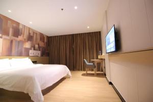 Μια τηλεόραση ή/και κέντρο ψυχαγωγίας στο City Comfort Inn Huizhou Zhongkai Huitai Industrial Park