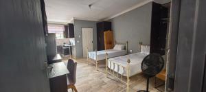 En eller flere senge i et værelse på BlueHill Residence