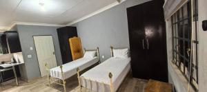 En eller flere senge i et værelse på BlueHill Residence