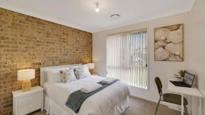 Giường trong phòng chung tại The Coastal Corner