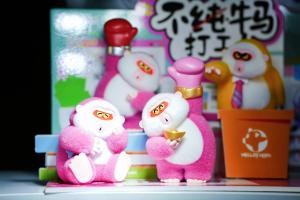 Le Meridien Emei Mountain Resort في إيمايشان: مجموعة من تماثيل هيلو كيتي على طاولة