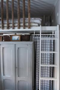 En eller flere køjesenge i et værelse på Yö ylisillä kaupungin kainalossa