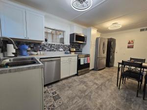 Trueheart Farm في Crosby: مطبخ مع أجهزة ستانلس ستيل وطاولة