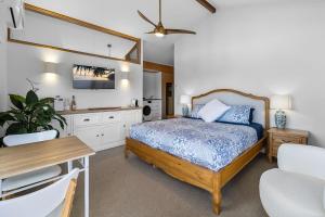 Ένα ή περισσότερα κρεβάτια σε δωμάτιο στο Ocean Peeks, delightful 1 bedroom studio