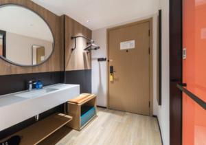 Ένα μπάνιο στο Hello Hotel Shenzhen Luohu Guomao Subway Station