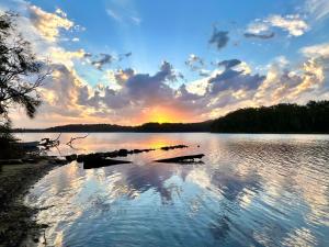 ManyanaにあるLakeview at Berringerの水中の岩を浴びた湖の夕日