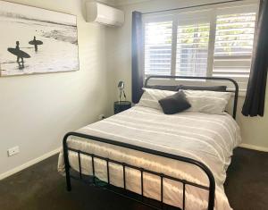 ManyanaにあるLakeview at Berringerのベッドルーム1室(ベッド1台付)、窓(サーフボード付)