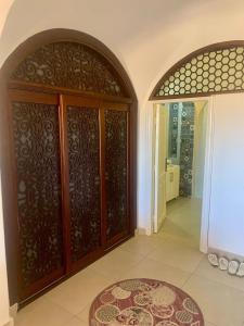 uma entrada para um quarto com uma porta de madeira em Sunshine Divers Shark's Bay em Sharm El Sheikk