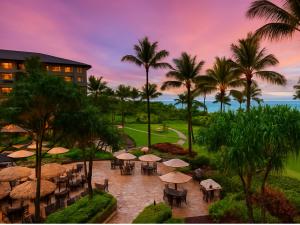 una vista de un complejo turístico con mesas y sombrillas en The Westin Kāʻanapali Ocean Resort Villas- Ocean View STUDIO VILLA, en Lahaina