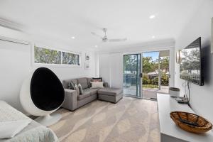 ManyanaにあるBerringer Bliss, Unwind and reconnect at the lakeのソファとテーブルのあるリビングルーム