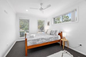 ManyanaにあるBerringer Bliss, Unwind and reconnect at the lakeのベッドと2つの窓がある寝室