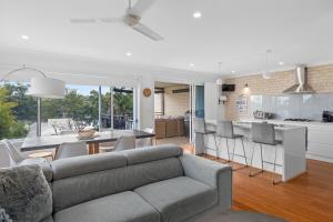 ManyanaにあるBerringer Bliss, Unwind and reconnect at the lakeのソファとテーブルのあるリビングルームとキッチン